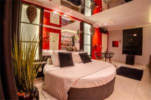 a bedroom with a large bed in a room at Hotel Motel Paradiso - Tapera-RS in Tapera