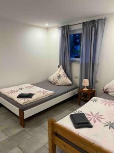 Ένα ή περισσότερα κρεβάτια σε δωμάτιο στο Nordschleife Apartment A1 Für bis zu 10 Personen