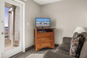 Μια τηλεόραση ή/και κέντρο ψυχαγωγίας στο Pool and Hot Tub Ground Floor Studio - Oceanfront - Full Kitchen - Patio