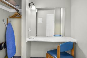 Ένα μπάνιο στο Pool and Hot Tub Ground Floor Studio - Oceanfront - Full Kitchen - Patio +22 φωτογραφίες