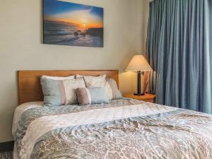 Ένα ή περισσότερα κρεβάτια σε δωμάτιο στο Pool and Hot Tub Ground Floor Studio - Oceanfront - Full Kitchen - Patio