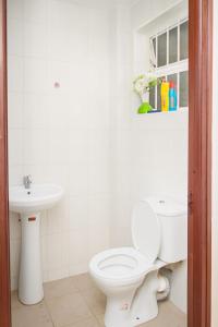 un bagno con un water e un lavandino di Breeze Land a Ruaka