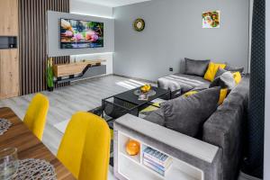 ein Wohnzimmer mit Sofa und Tisch in der Unterkunft Cozy and Stylish Apartment 2 in Stara Sagora