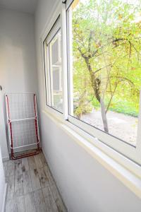 ein leeres Zimmer mit einem Fenster und einem Heizkörper in der Unterkunft Cozy and Stylish Apartment 2 in Stara Sagora