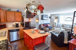 eine Küche mit einer roten Insel in einem Raum in der Unterkunft 5 Min to Beach Yard w Fire Pit in Wellfleet + 30 Fotos