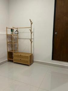a room with a wooden shelf and a door at Alojamiento Centrico en Chetumal in Chetumal