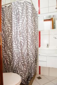 a bathroom with a toilet and a brown and white wallpaper at Orange - Casa de Hóspedes - modelo Pousada in Rio de Janeiro +72 photos