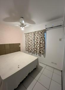 a bedroom with a bed and a ceiling fan at PONTAL DO LAGO FLAT - Lucas in Caldas Novas