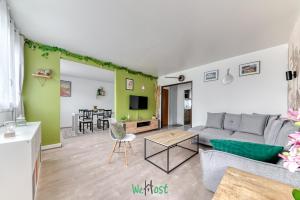 ピエール・ベニットにあるREPUBLIQUE - LYON 2 - KP - Lumineux et chaleureux T3 aux portes de Lyonのソファとテーブルのあるリビングルーム