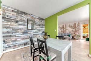 ピエール・ベニットにあるREPUBLIQUE - LYON 2 - KP - Lumineux et chaleureux T3 aux portes de Lyonの石壁のダイニングルーム