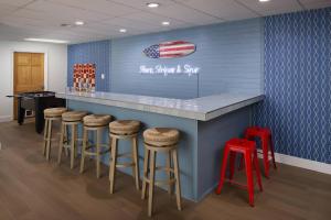 Pine & Paddle Getaway Game Room Hot Tub Pool في مسكيغون: مطعم مع بار مع المقاعد في غرفة