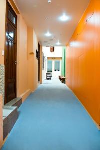 a corridor of a room with a bed in it at Orange - Casa de Hóspedes - modelo Pousada in Rio de Janeiro