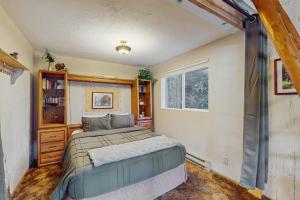 En eller flere senge i et værelse på Rustic Retreat on Mercer Lake