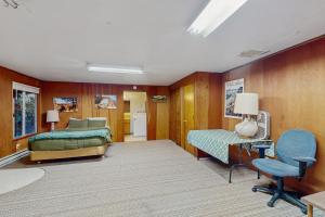 Et opholdsområde på Rustic Retreat on Mercer Lake