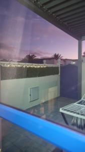 une vue d'un balcon avec vue sur un immeuble dans l'établissement Apartamento Tanzanita, à Costa Calma