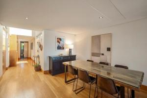 a dining room with a wooden table and chairs at Bafureira 22 Rooftop in Parede