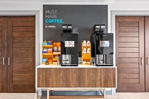 ein Café mit einer Kaffeemaschine auf einer Theke in der Unterkunft Holiday Inn Express & Suites Marinette in Marinette