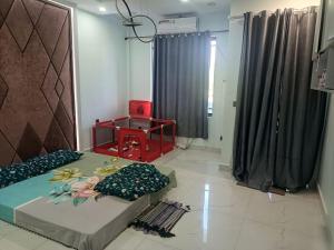 Airstay hotel and restaurant في بنوم بنه: غرفة نوم بسريرين وطاولة وستائر