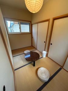 青森グッドタイム旭町的一间空房间，里面有三把椅子和一张桌子。