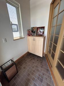 青森グッドタイム旭町的走廊里有一个橱柜和一扇窗户 更多5张照片