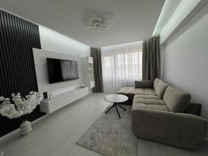 TV a/nebo společenská místnost v ubytování Panoramic SkyView Apartment