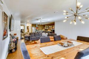 Et opholdsområde på Walk to Ski Slopes! Red River Condo with Fireplace