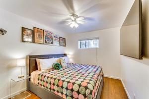 En eller flere senge i et værelse på Walk to Ski Slopes! Red River Condo with Fireplace