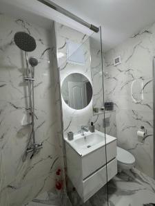 Koupelna v ubytování Panoramic SkyView Apartment + 10 fotografií