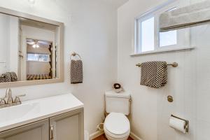 Et badeværelse på Walk to Ski Slopes! Red River Condo with Fireplace + 22 billeder