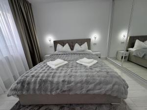 Postel nebo postele na pokoji v ubytování Panoramic SkyView Apartment