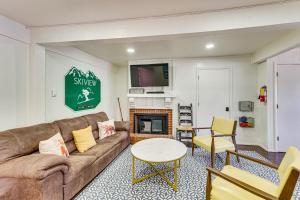 Et opholdsområde på Walk to Ski Slopes! Red River Condo with Fireplace