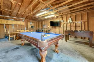 Τραπέζι μπιλιάρδου στο Updated Escape with Game Room 1 Block to River!