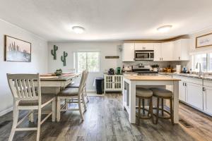 Η κουζίνα ή μικρή κουζίνα στο Updated Escape with Game Room 1 Block to River!