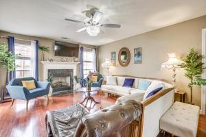 Χώρος καθιστικού στο Spacious Family-Friendly Home in Denham Springs!