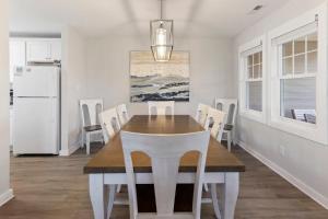 comedor con mesa y nevera blanca en CAC-17B - Scallop, en Buxton