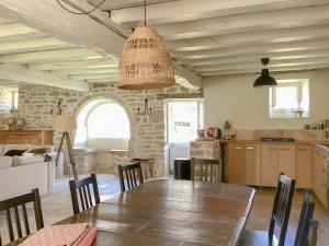 GignyMaison Templière Avec Piscine Près De Chablis的带桌椅的餐厅和厨房