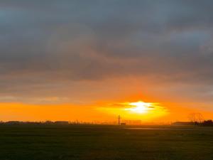 Вид на восход или закат из дома для отпуска или места поблизости