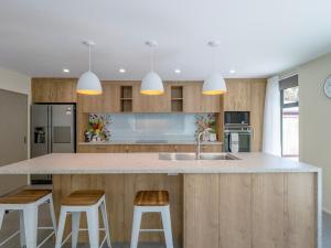 Nhà bếp/bếp nhỏ tại Architectural Retreat in Prestigious Whanganui