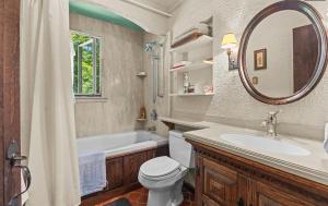 een badkamer met een bad, een toilet en een wastafel bij Smugglers Trove in Morses Mill +12 foto's