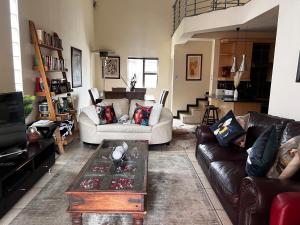 Χώρος καθιστικού στο Mona Lisa