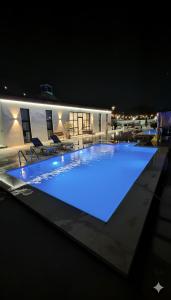 Πισίνα στο ή κοντά στο Farmhouse-Villa-فيلا-المزرعة