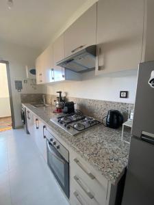 Nhà bếp/bếp nhỏ tại 2 Bedrooms Modern Oceanview Getaway