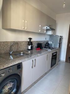 Kuchyň nebo kuchyňský kout v ubytování Modern Oceanview Getaway in Anza