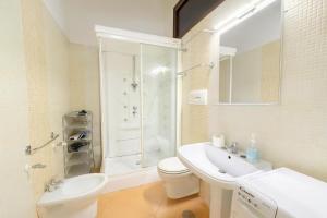 un bagno con wc, lavandino e doccia di House by the station -Close to Oplonti Ruins a Torre Annunziata