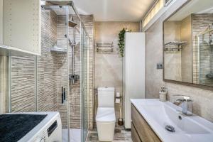 un baño con inodoro y lavabo en Vistas al Mediterráneo - 4 Huéspedes, en Fuengirola