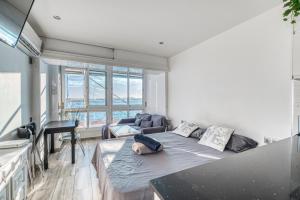 sala de estar con cama y piano en Vistas al Mediterráneo - 4 Huéspedes, en Fuengirola