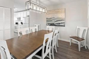 Un comedor con una mesa de madera y sillas blancas. en CAC-17B - Scallop, en Buxton