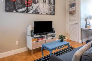 Μια τηλεόραση ή/και κέντρο ψυχαγωγίας στο Walk to Caltrain! Studio in Dtwn San Mateo