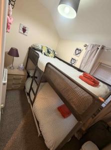 Кровать или кровати в номере Hill View Cottage