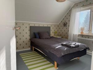Un dormitorio con una cama grande en un ático. en Cosy comfy house in the countryside, en Borgvattnet
